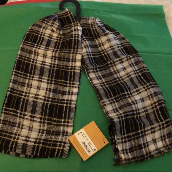 Patricia Nash Black & White Plaid Scarf 100% Viscose Fringed Edges OS NWT - Picture 3 of 13